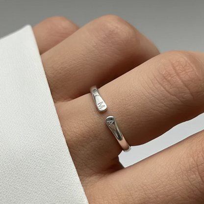 Anillo Abierto con Dos Iniciales Personalizado