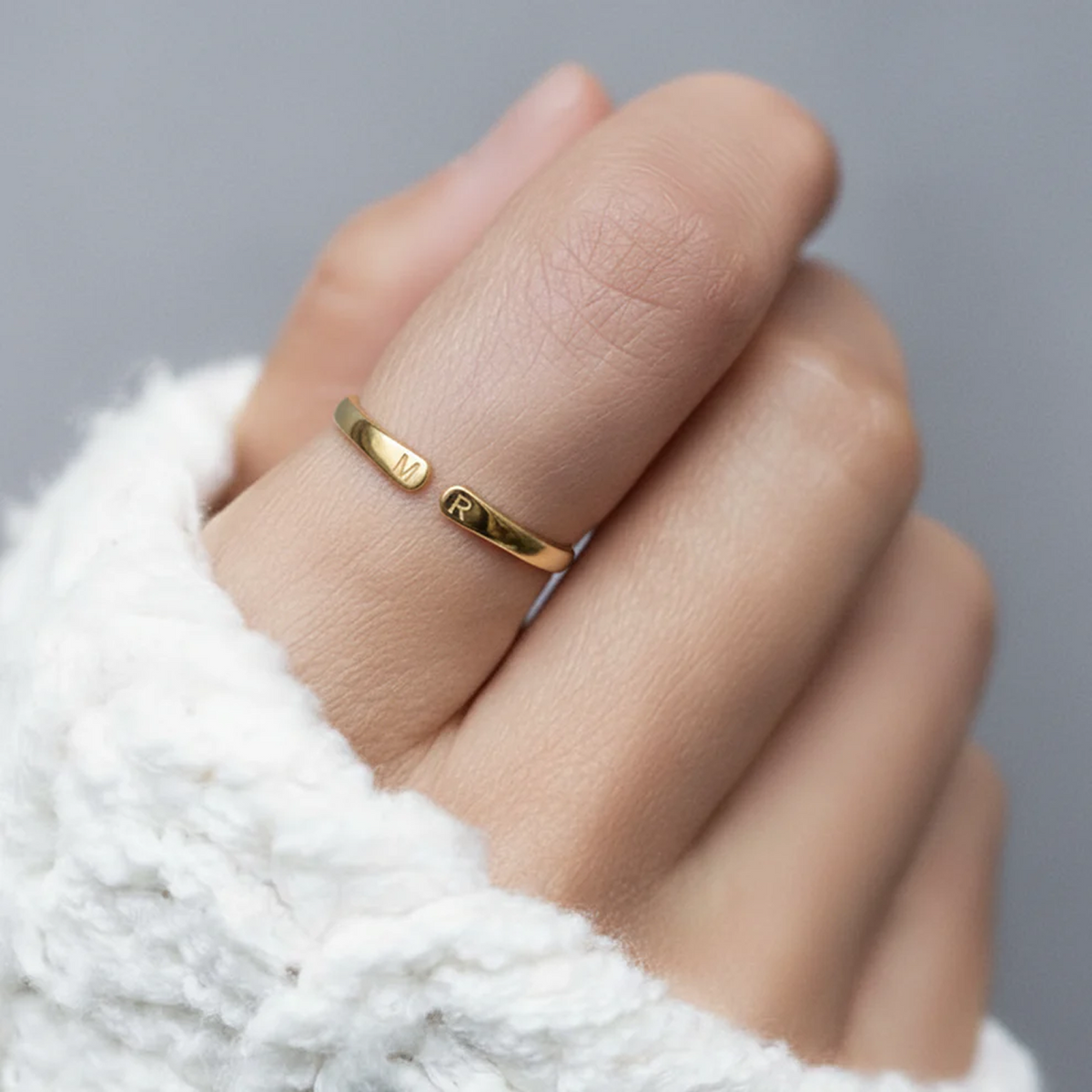 Anillo Abierto con Dos Iniciales Personalizado