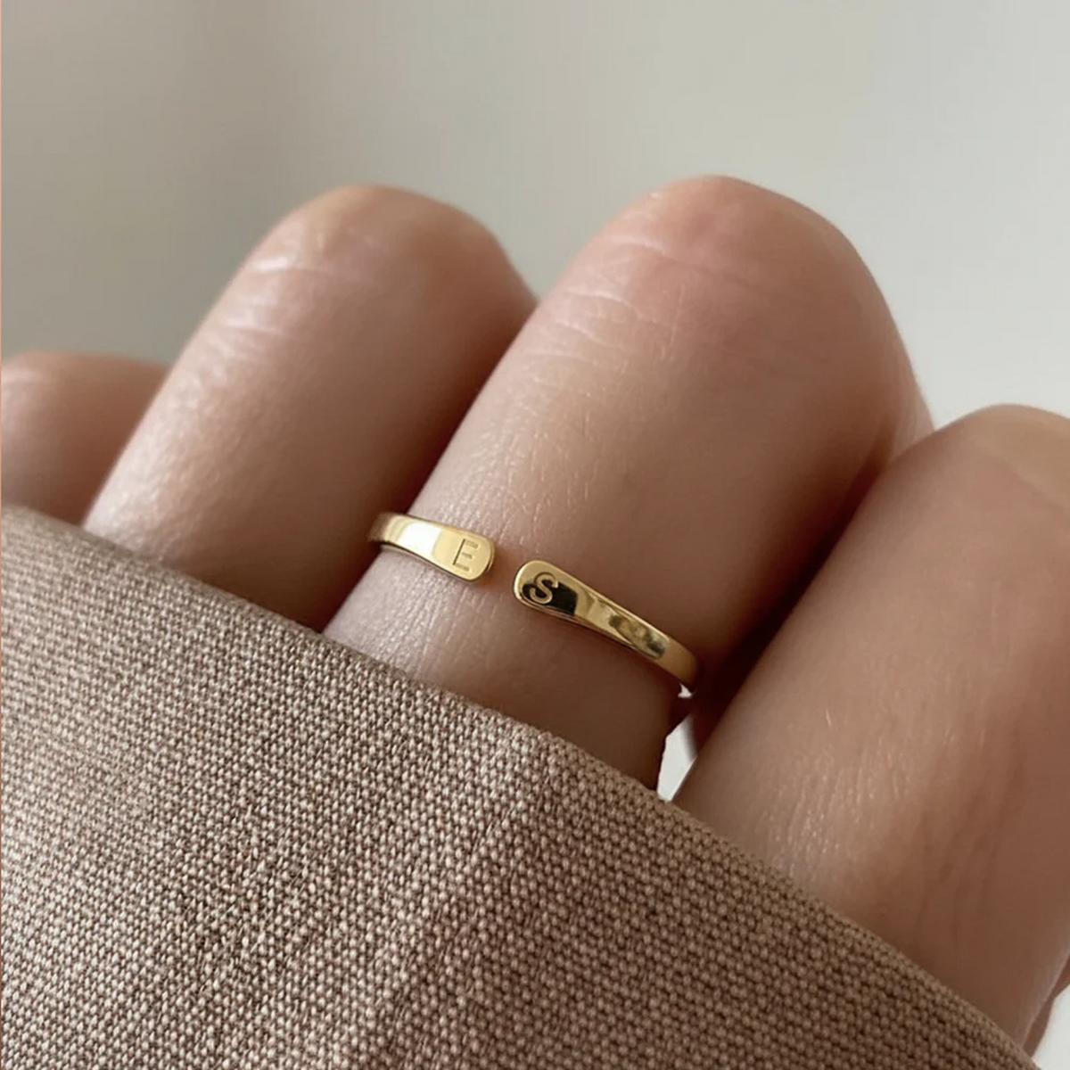 Anillo Abierto con Dos Iniciales Personalizado