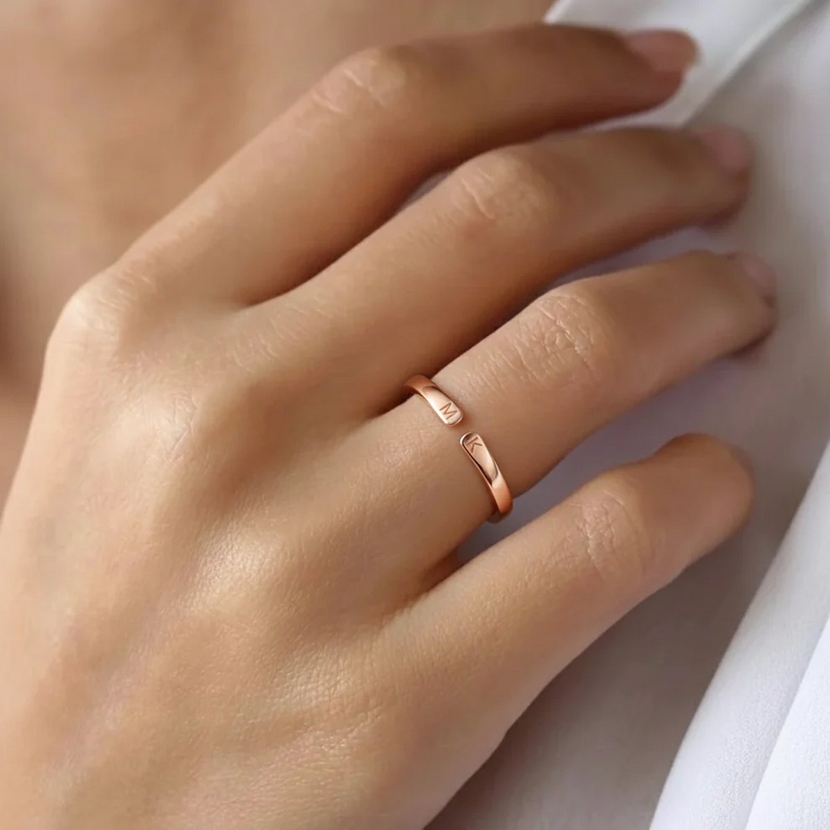 Anillo Abierto con Dos Iniciales Personalizado